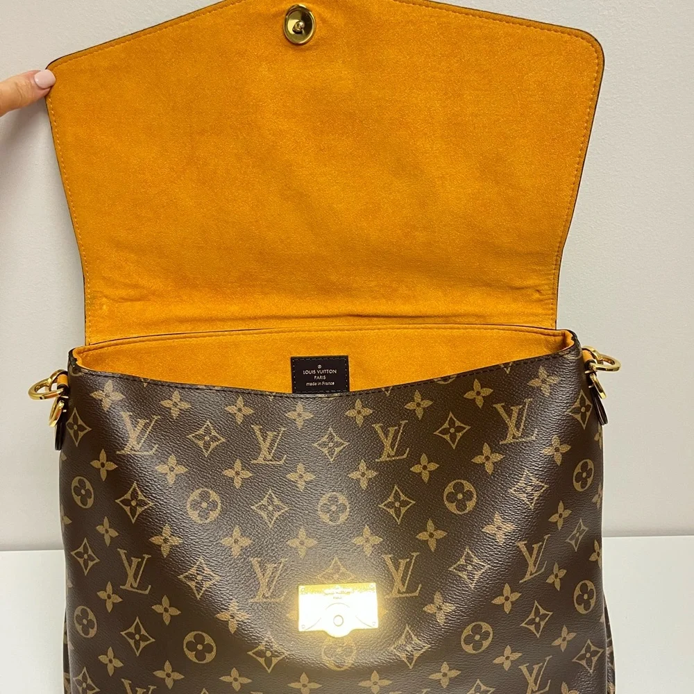 Louis Vuitton Beaubourg Handbag. - Picture 6 of 9